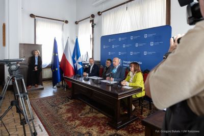 zdjęcie z podpisania umowy z firmą ABM Architektura Nieruchomości z Gliwic - wykonawcą szkoły na osiedlu Budziwój w Rzeszowie, fot. Grzegorz Bukała, Urząd Miasta Rzeszowa